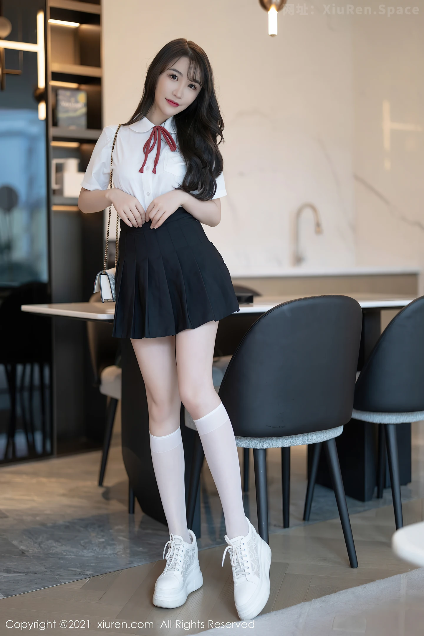 图片[4]-[XiuRen秀人网]VOL.3960 女神Cherry绯月樱深圳旅拍JK制服半脱露性感内衣完美诱惑写真60P-秀人网官方网站